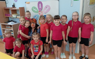 «От улыбки — будет мир добрей» «От улыбки — будет мир добрей».