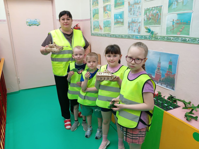 Выставка поделок "День Победы" Выставка поделок "День Победы".